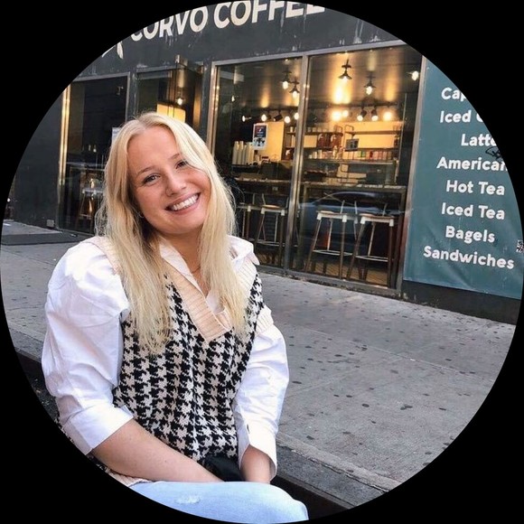 Profile Picture of Viktoria Axelsson (@viktoriaax) on Poshmark