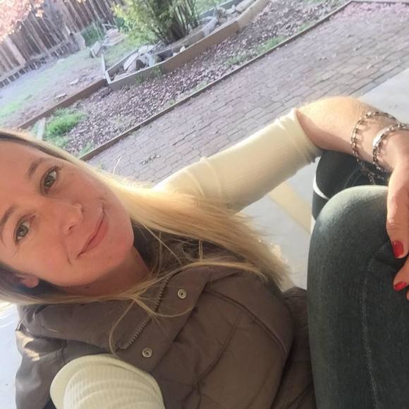 Profile Picture of Jessica Glenn (@jessicaglenn660) on Poshmark