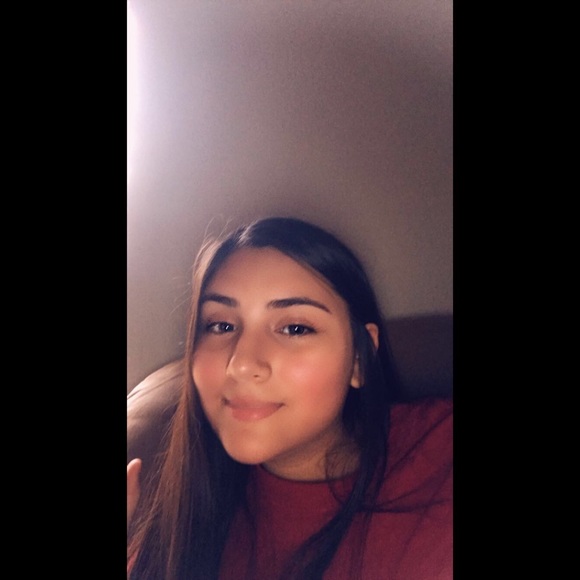 Profile Picture of Yajaira Giron (@yajairagiron) on Poshmark