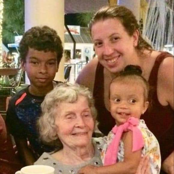 Profile Picture of Amber Brailer (@amberb84) on Poshmark