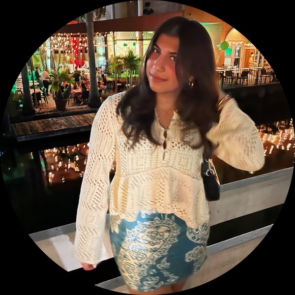 Profile Picture of Felicia Mazzone (@feliciamazz) on Poshmark