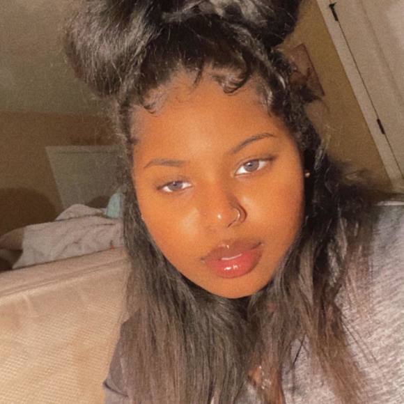 Profile Picture of Ladaysha Knowles (@ladayshajett) on Poshmark