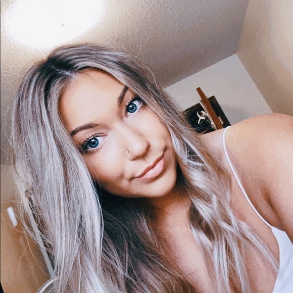 Profile Picture of Leah Hull (@leahjhull) on Poshmark