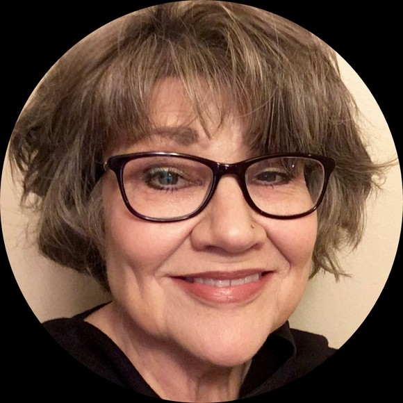 Profile Picture of Elizabeth Wickson (@xlaneliz913) on Poshmark