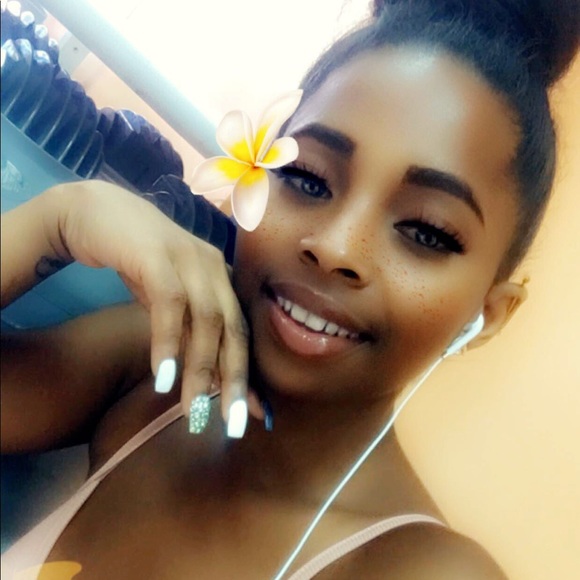 Profile Picture of Divinia Brooks (@vanna36c) on Poshmark