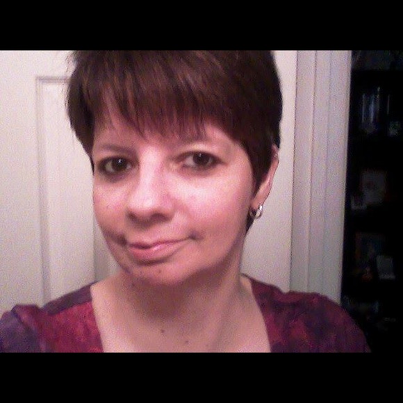 Profile Picture of Lisa Dupont (@l_dupont) on Poshmark