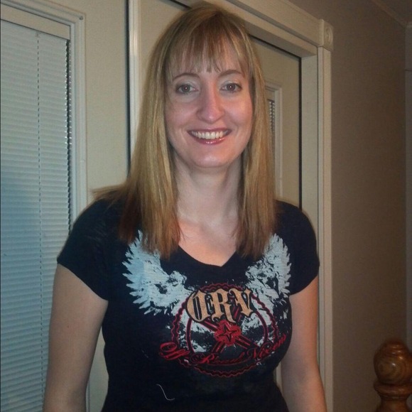 Profile Picture of Roxanne Thomas (@rocky5isalive) on Poshmark