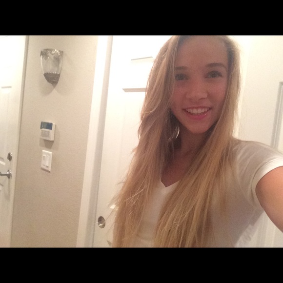 Profile Picture of Amanda Poole (@amanda_1815) on Poshmark