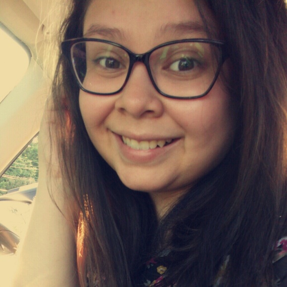 Profile Picture of Paula Araujo (@paulanicole13) on Poshmark