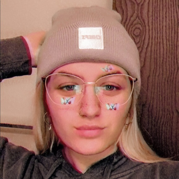 Profile Picture of Lizzie Bell (@lizziebell1290) on Poshmark