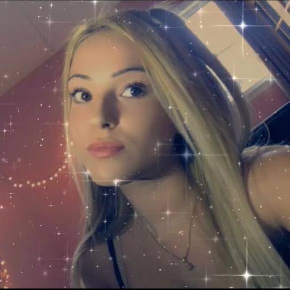 Profile Picture of Amanda Carbone (@amanda_carbone) on Poshmark