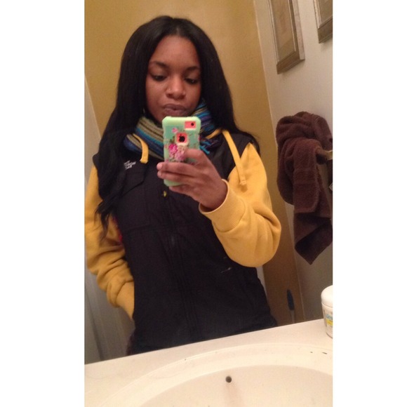 Profile Picture of Essence Manderville (@essowiththefro) on Poshmark