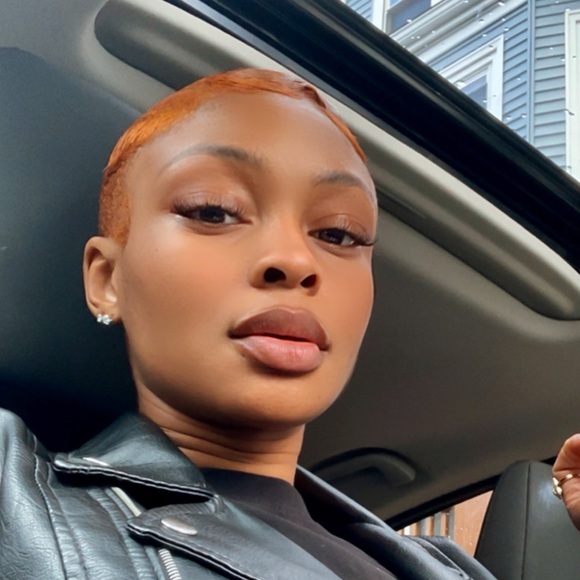 Profile Picture of Bianca Lee (@loveebianca) on Poshmark