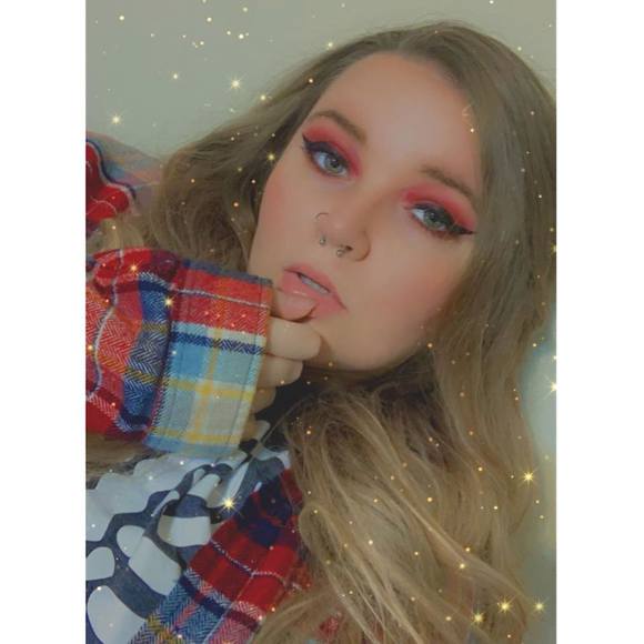 Profile Picture of Cayla Roanhorse (@caylaarenee95) on Poshmark