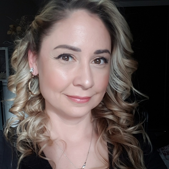 Profile Picture of Andrea Toth (@andreatoth1980) on Poshmark