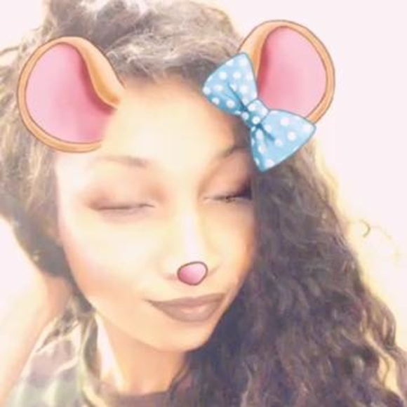 Profile Picture of Cassandra Chery (@cassandrachery) on Poshmark