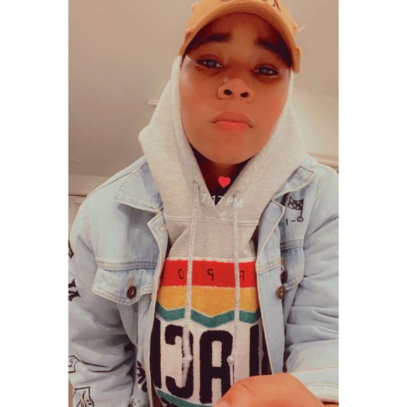 Profile Picture of Clever Green (@clever_turf) on Poshmark