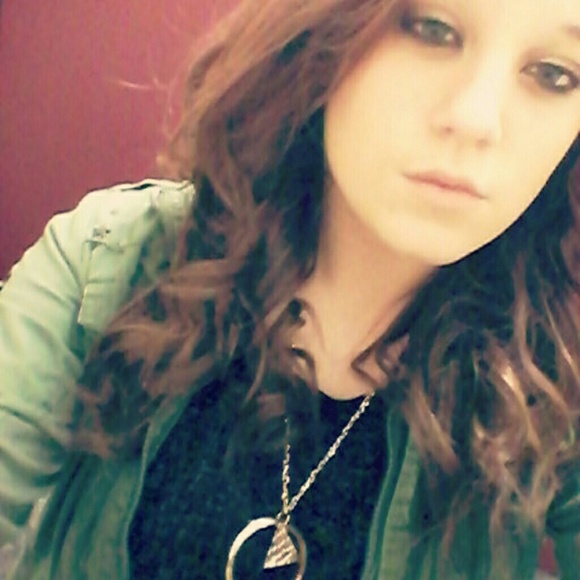 Profile Picture of Maddi Hetrick (@maddi_michelle) on Poshmark