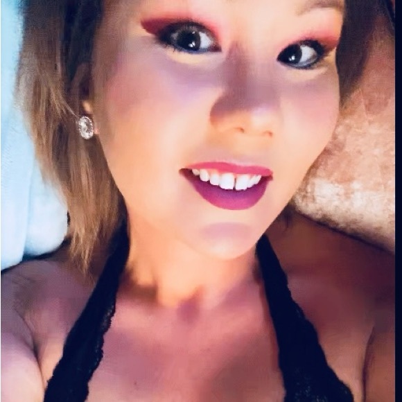 Profile Picture of Natalie Gnipp (@natalieshesfun) on Poshmark