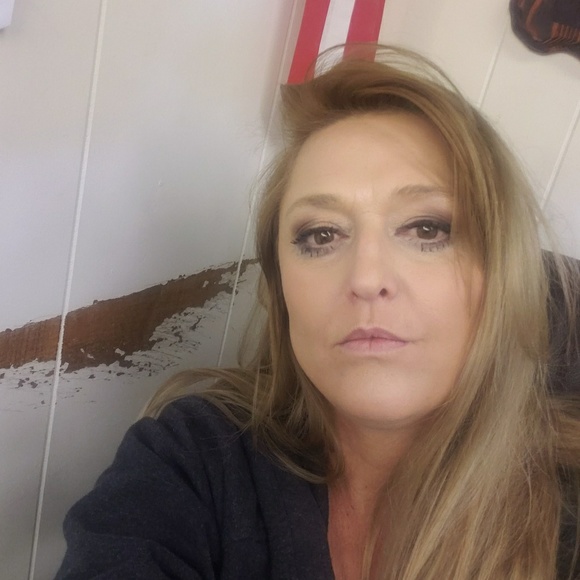 Profile Picture of Dawna Applehans (@ur2twisted) on Poshmark