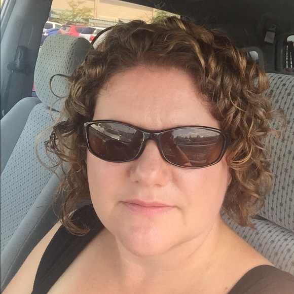 Profile Picture of Crystal Neises (@crysn76) on Poshmark