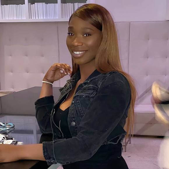 Profile Picture of Keyanna Minor (@goldieeluxxonig) on Poshmark