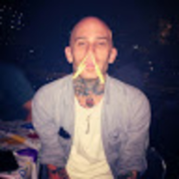 Profile Picture of Joshua Cohn (@joshualovesart) on Poshmark