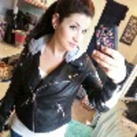 Profile Picture of Paula Calhoun (@holla_paula) on Poshmark