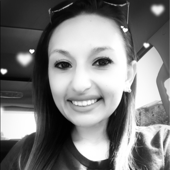 Profile Picture of Yvette Jimenez (@jimenezyvette29) on Poshmark