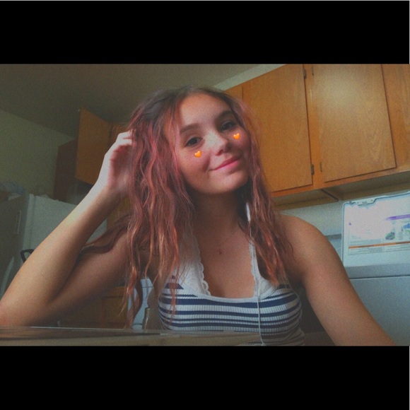 Profile Picture of Isabelle Rose (@isabellerose196) on Poshmark