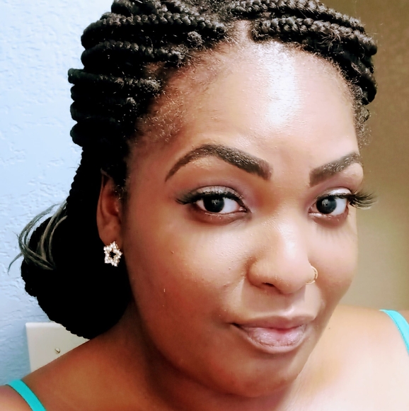 Profile Picture of Ariel Shepherd (@glama88) on Poshmark