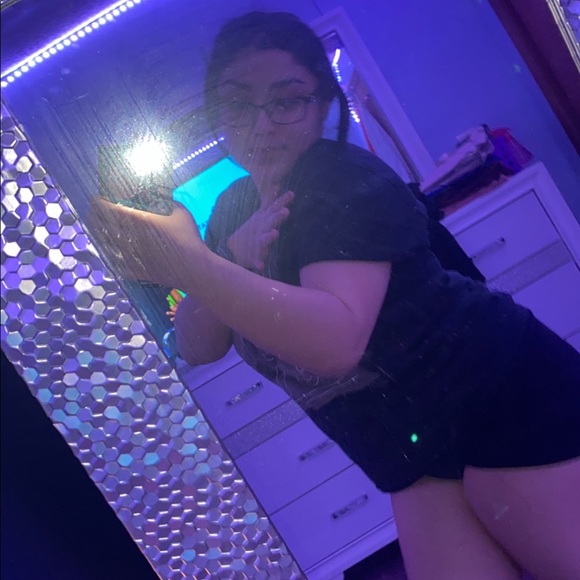 Profile Picture of Ariela Feliciano (@aarielaaa) on Poshmark