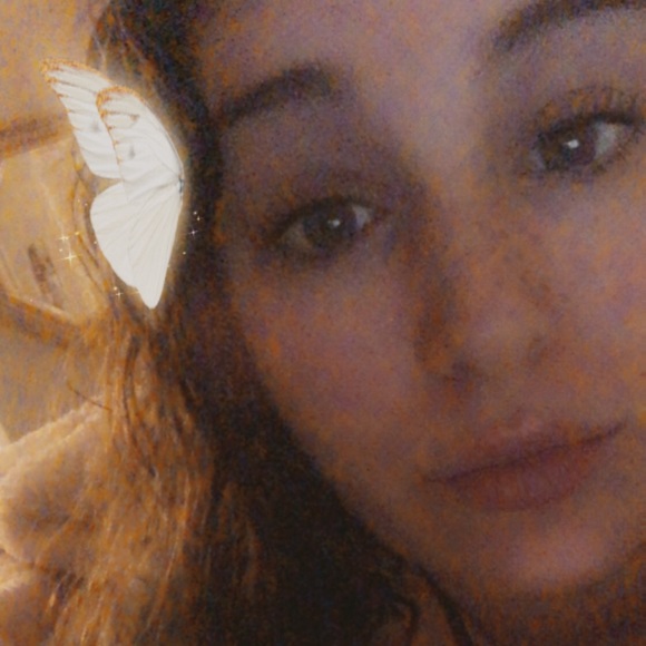 Profile Picture of Alura Grindrod (@aluraraven) on Poshmark