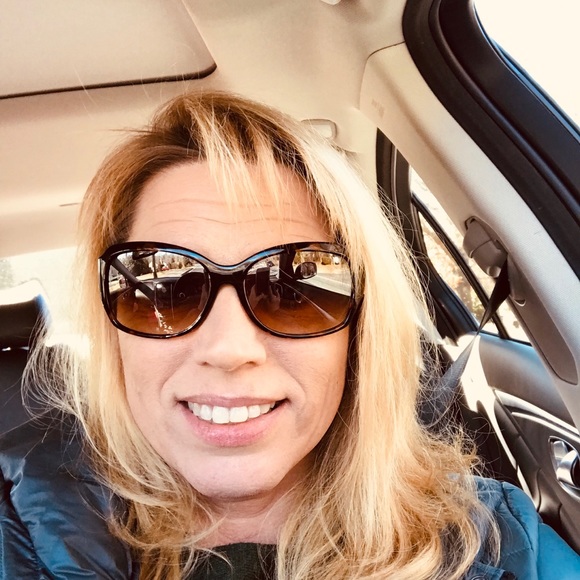 Profile Picture of Laura Gilsdorf (@laurajg1973) on Poshmark