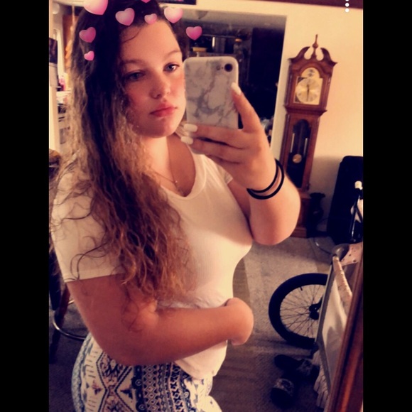Profile Picture of Angelina Garneau (@linabeanaxo) on Poshmark