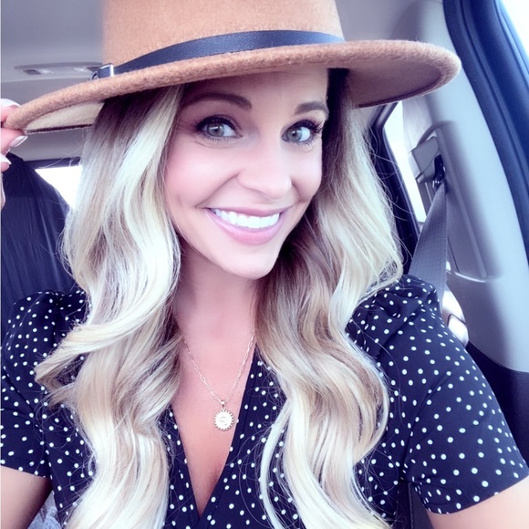 Profile Picture of Alison Placek (@a_k_s714) on Poshmark