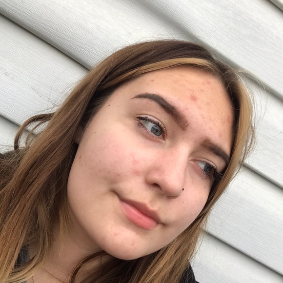 Profile Picture of Alyvia Crumly (@crumlyam) on Poshmark