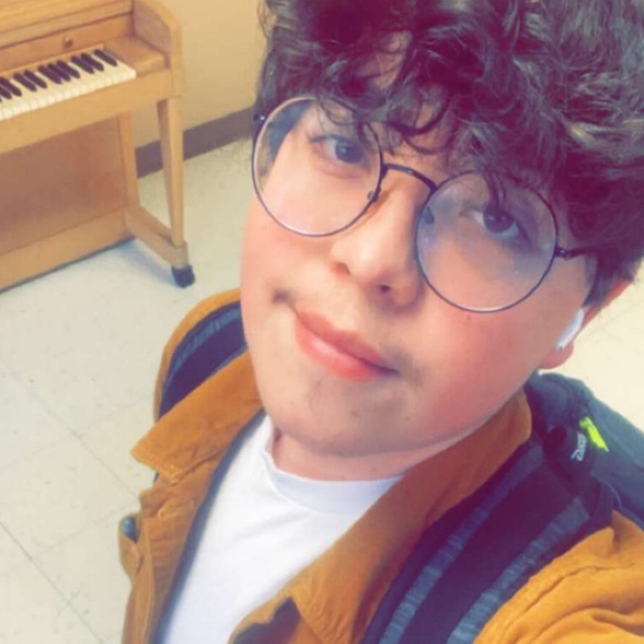 Profile Picture of Aaron Gladden (@aarongladden) on Poshmark