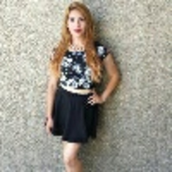 Profile Picture of Elizabeth Cerda (@ponycerda) on Poshmark