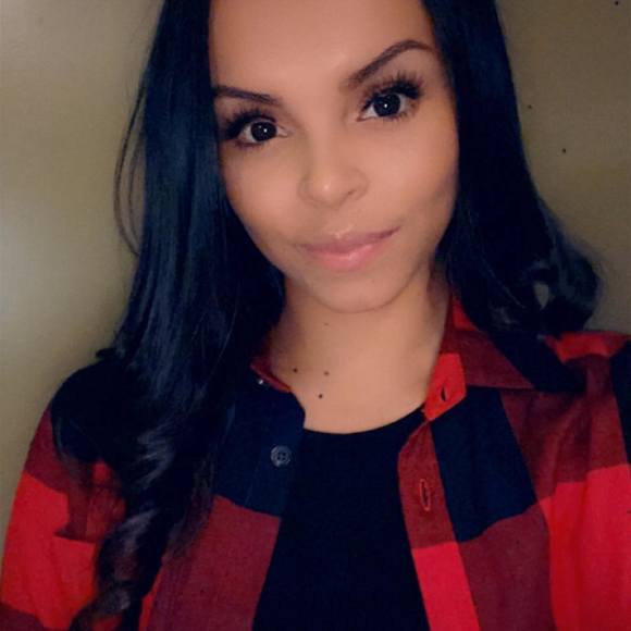 Profile Picture of Alexandra Gonzalez (@alegonzalez_) on Poshmark