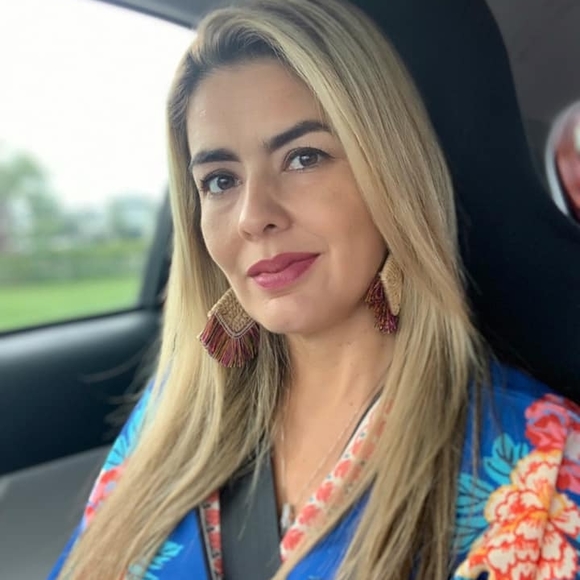 Profile Picture of Andrea Bustamante (@andreabustam977) on Poshmark
