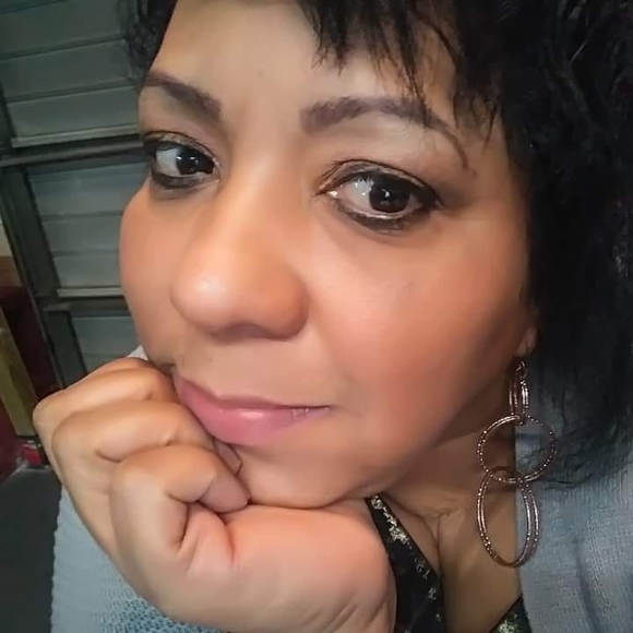 Profile Picture of Iris Reyes (@loveparatodos) on Poshmark