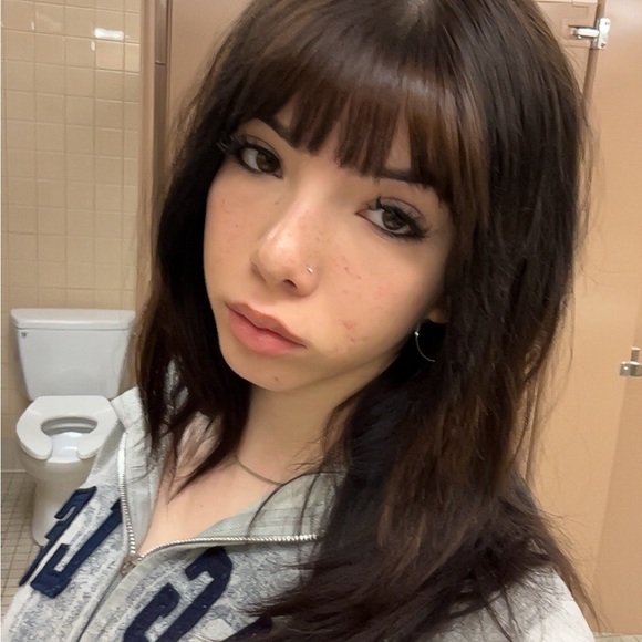 Profile Picture of Paige Backman (@paigeabackman) on Poshmark