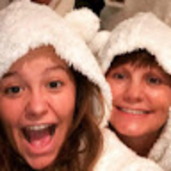 Profile Picture of Debbie Burrows (@debburrows44) on Poshmark