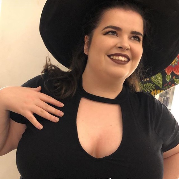 Profile Picture of Christine Wakely (@tineydreamer) on Poshmark