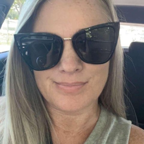 Profile Picture of Paula Peirce (@paulap229) on Poshmark