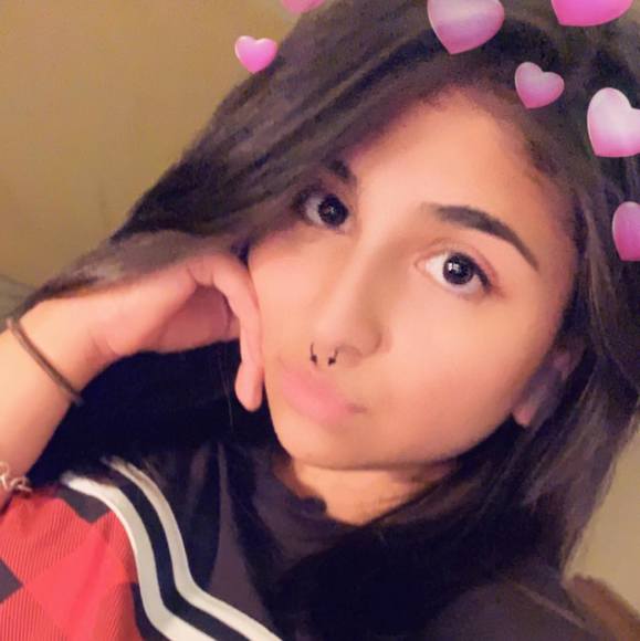 Profile Picture of Dyanna Sotello (@dyes) on Poshmark