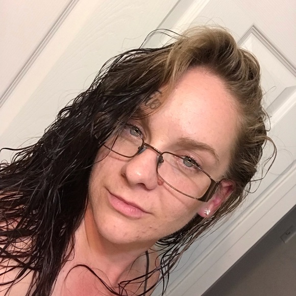 Profile Picture of Danielle Kierstead (@daniellespage) on Poshmark