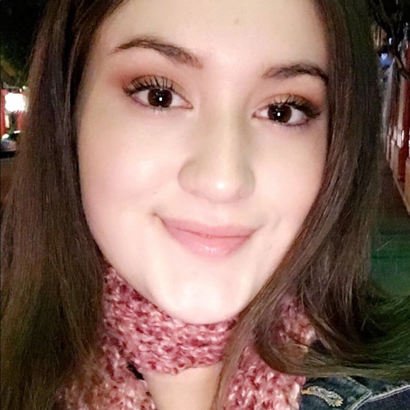 Profile Picture of Kelly Streiter (@kellystreiter) on Poshmark