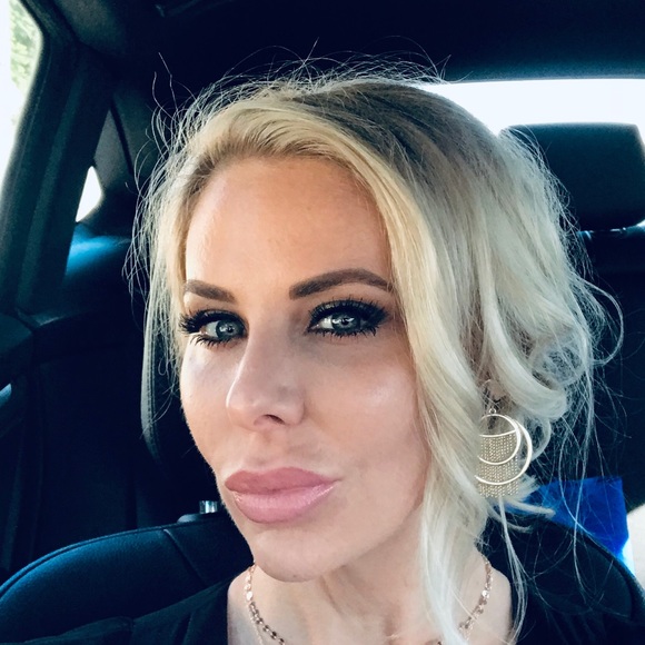 Profile Picture of Dee Harkess (@dlh777) on Poshmark